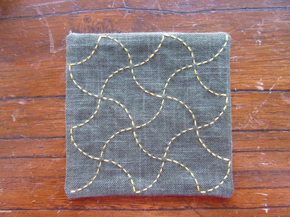 刺し子分銅模様のコースター 深緑色ｘ山吹色糸 3枚目の画像