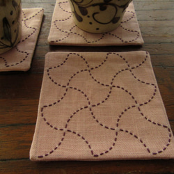 刺し子分銅模様のコースター 灰桜色×　紫色糸 1枚目の画像