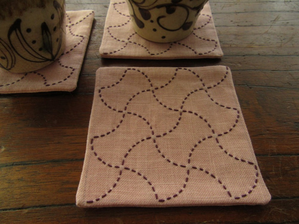 刺し子分銅模様のコースター 灰桜色×　紫色糸 1枚目の画像