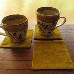 刺し子分銅模様のコースター 黄金色×　翡翠色糸 2枚目の画像
