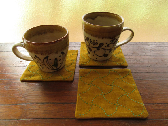 刺し子分銅模様のコースター 黄金色×　翡翠色糸 2枚目の画像