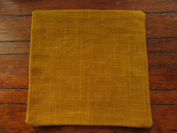 刺し子分銅模様のコースター 黄金色×　翡翠色糸 4枚目の画像