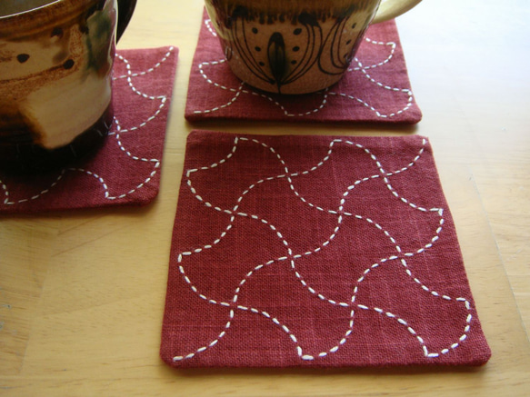 刺し子分銅模様のコースター 茜色ｘ生成色糸 1枚目の画像