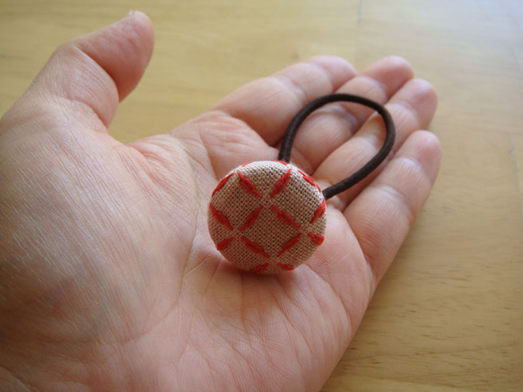 刺し子方眼模様のヘアゴム 灰桜色ｘ赤色糸 3枚目の画像