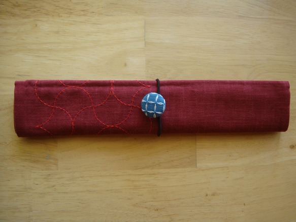 刺し子方眼模様のヘアゴム 灰桜色ｘ赤色糸 4枚目の画像