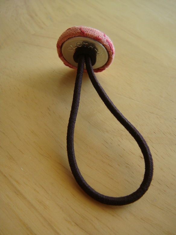 刺し子方眼模様のヘアゴム 桃色ｘ梅色糸 2枚目の画像