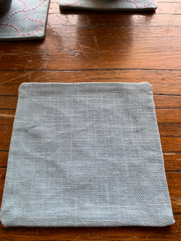 刺し子分銅模様のコースター 空色×　躑躅色糸 4枚目の画像