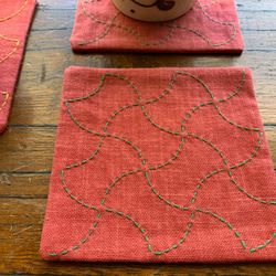 刺し子分銅模様のコースター 緋色×　緑色糸 1枚目の画像