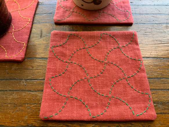 刺し子分銅模様のコースター 緋色×　緑色糸 1枚目の画像