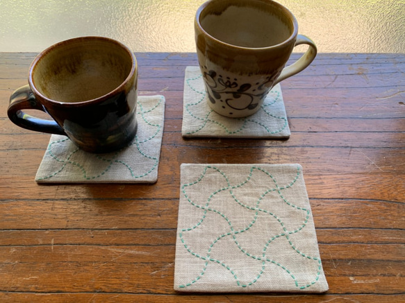 刺し子分銅模様のコースター 砂色×　緑青色糸 2枚目の画像