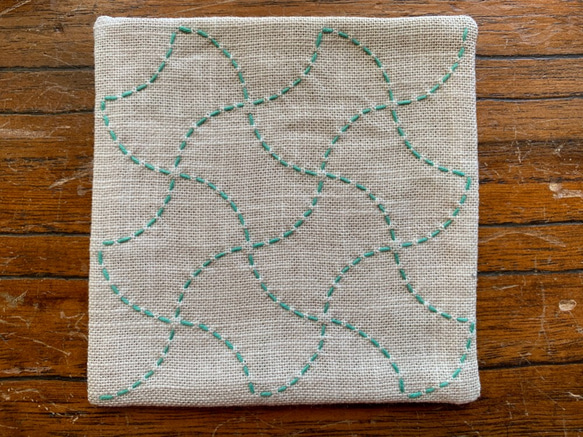 刺し子分銅模様のコースター 砂色×　緑青色糸 3枚目の画像