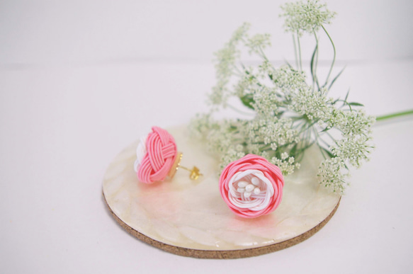 《お花のイヤリング・ピアス 2019年トレンドカラー》 5枚目の画像