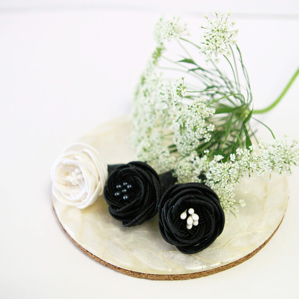 《お花のUピン 中 白黒》 1枚目の画像