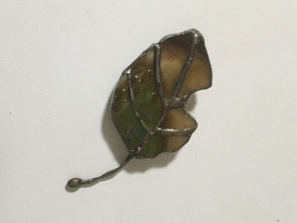 葉っぱのブローチ 1枚目の画像