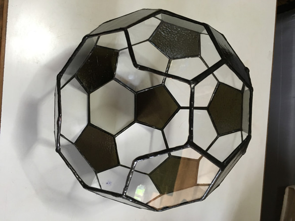 ステンドグラス　サッカーボール型のテラリュウム❕ 4枚目の画像