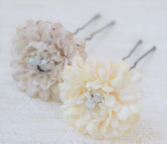 アンティーク*フラワー(花)のＵピン・髪飾り（クリームイエロー＆グレージュの）2個セット 2枚目の画像