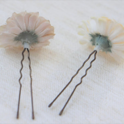 アンティーク*フラワー(花)のＵピン・髪飾り（クリームイエロー＆グレージュの）2個セット 3枚目の画像