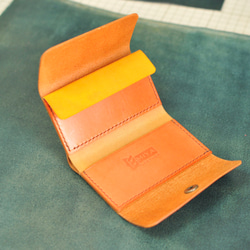 イタリアンレザーのコンパクトウォレット 内装オレンジ 三つ折り財布 小さい財布 革 レザーウォレット 3枚目の画像