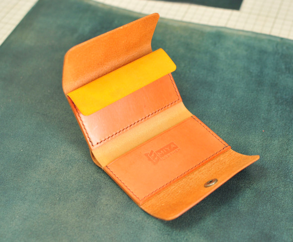 イタリアンレザーのコンパクトウォレット 内装オレンジ 三つ折り財布 小さい財布 革 レザーウォレット 3枚目の画像
