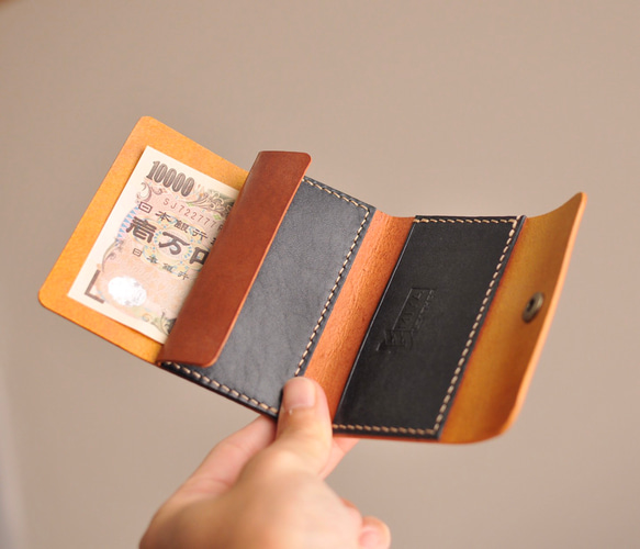 イタリアンレザーのコンパクトウォレット 内装オレンジ 三つ折り財布 小さい財布 革 レザーウォレット 5枚目の画像