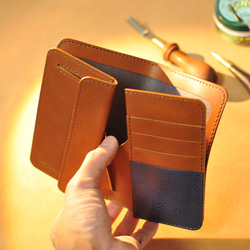 ミドルウォレット 二つ折り財布 ネイビー×茶色 バイカラー 革財布 【送料無料】 1枚目の画像