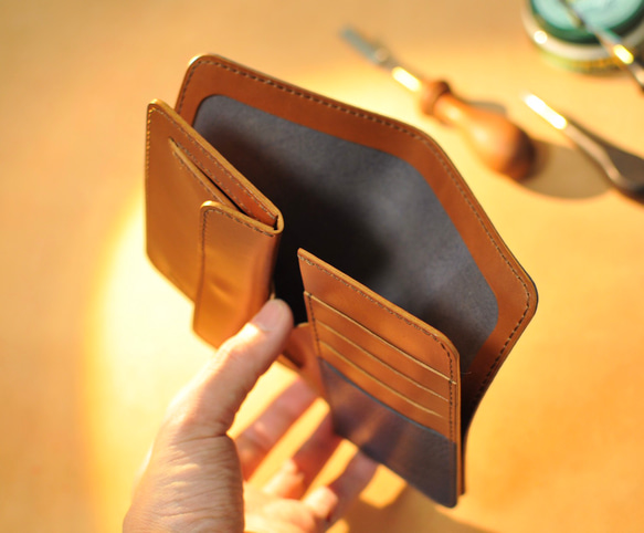ミドルウォレット 二つ折り財布 ネイビー×茶色 バイカラー 革財布 【送料無料】 5枚目の画像