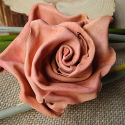 一枚革で創る薔薇のコサージュ 1枚目の画像
