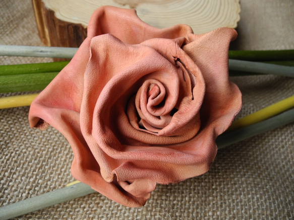 一枚革で創る薔薇のコサージュ 1枚目の画像
