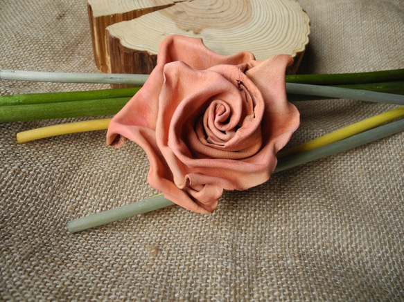一枚革で創る薔薇のコサージュ 3枚目の画像
