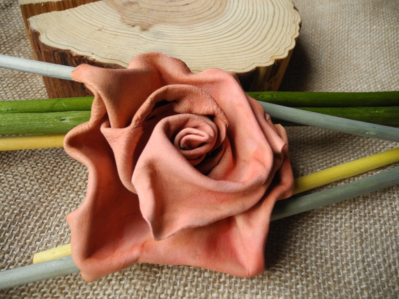 一枚革で創る薔薇のコサージュ 4枚目の画像