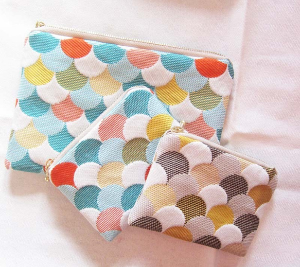 再販フランス生地 　扇柄ポーチ　L　虹　レインボー　日の出　ブルー　コスメ入れ　通帳入れ 4枚目の画像