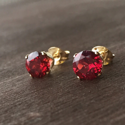 14kgf〜Garnet〜ピアス  6mm 1枚目の画像