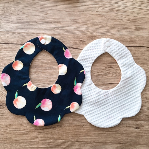 ジューシーな桃柄のもくもくスタイ スタイ・よだれかけ m.Cheri