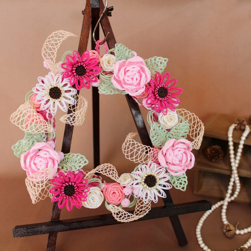 ピンクガーベラ＆バラの3方向で飾れる　おしゃれクレセント造花リース　母の日 ピンクガーベラ＆バラの3方向で飾れる おしゃれクレセント造花