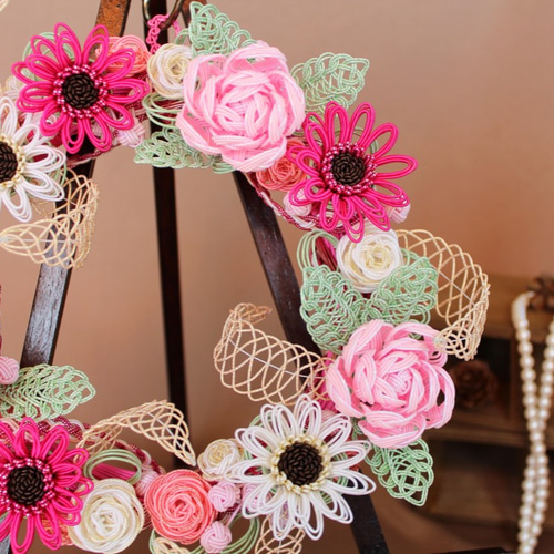 ピンクガーベラ＆バラの3方向で飾れる　おしゃれクレセント造花リース　母の日 ピンクガーベラ＆バラの3方向で飾れるおしゃれクレセント造花