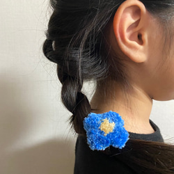 絨毯の様なふわもこお花のヘアゴム　ダークブルー 5枚目の画像