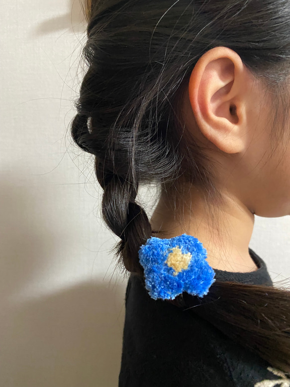 絨毯の様なふわもこお花のヘアゴム　ダークブルー 5枚目の画像