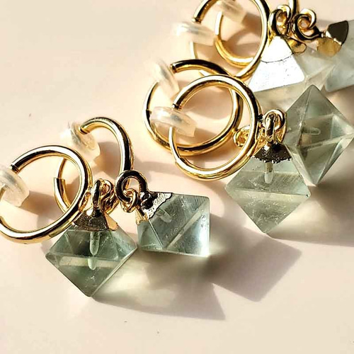 小さなフローライト八面体イヤリング（ゴールド）【ピアス変更可