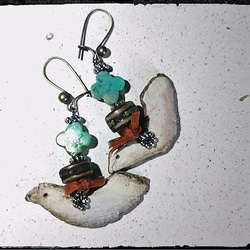 木の粘土でできた小鳥のピアス＊チベットビーズとターコイズの花 2枚目の画像