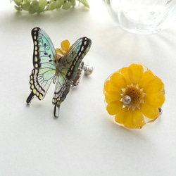 虹色の蝶とムルチコーレのイヤリング 2枚目の画像