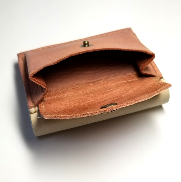 猫シルエットのツートンカラー三つ折りミニ財布 4枚目の画像