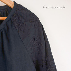 [予約販売] スラブWガーゼブラックとフラワー刺繍ループスモック羽織りブラウス 2枚目の画像