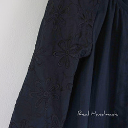 [予約販売] スラブWガーゼブラックとフラワー刺繍ループスモック羽織りブラウス 7枚目の画像