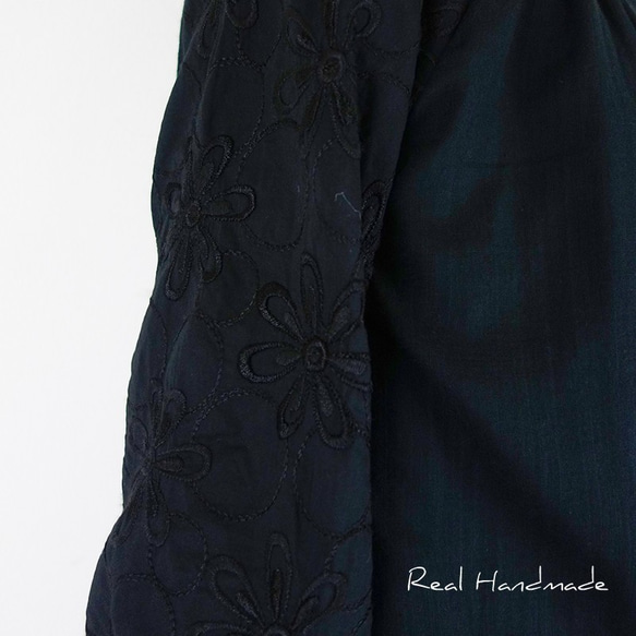 [予約販売] スラブWガーゼブラックとフラワー刺繍ループスモック羽織りブラウス 9枚目の画像