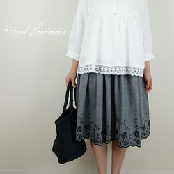 [予約販売]　ダンガリーブラック刺繍スカラップギャザースカート 2枚目の画像