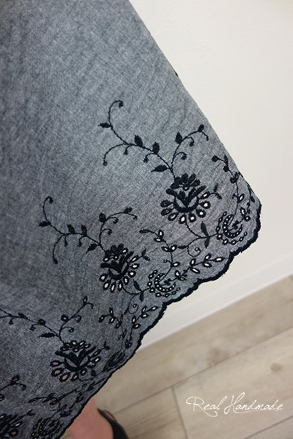 [予約販売]　ダンガリーブラック刺繍スカラップギャザースカート 3枚目の画像