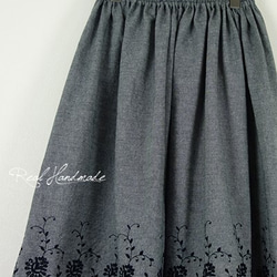 [予約販売]　ダンガリーブラック刺繍スカラップギャザースカート 4枚目の画像