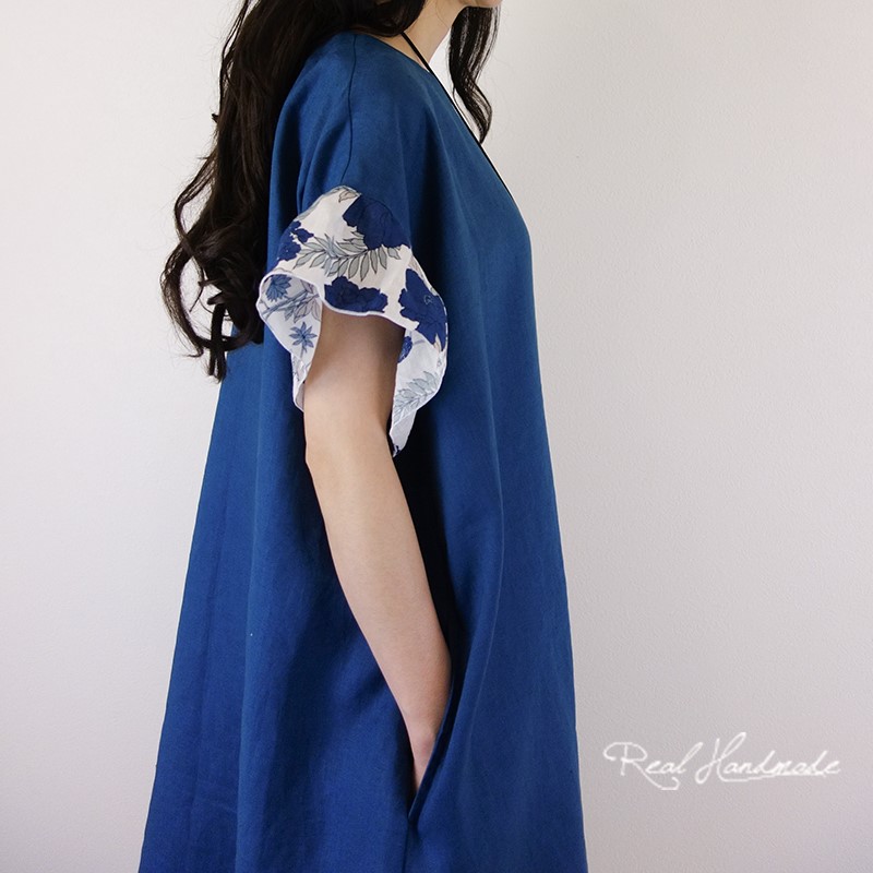 [予約販売] リネンブルーとフラワー袖フリルワンピース 12,571円