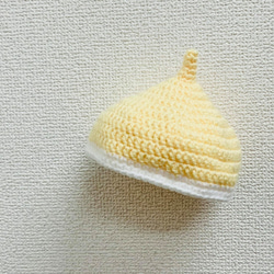 お人形用どんぐりのような とがった 手編みニット帽 黄色 白　毛糸　約34cm 1枚目の画像
