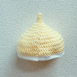 お人形用どんぐりのような とがった 手編みニット帽 黄色 白　毛糸　約34cm 2枚目の画像